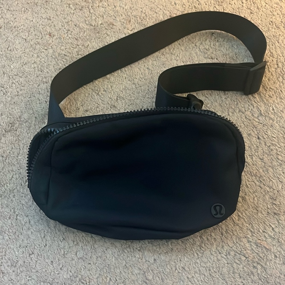 Lululemon black belt bag